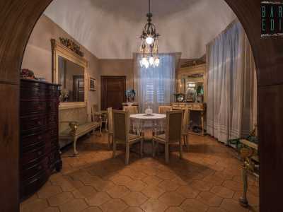 Una volta entrati in casa, ci ritroviamo in una stanza dalle pareti bianche e rosa antico che trasuda di storia: l�ampio soffitto a volta sovrasta un tavolino in stile impero, circondato da sedie centenarie le cui gambe terminano con una zampa di leone